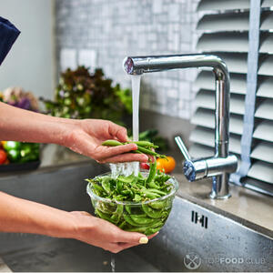 стручки горошка промойте под проточной водой