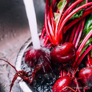 Моем свеклу.