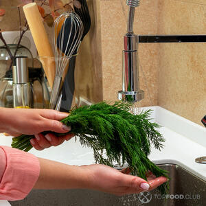 Мыть укроп