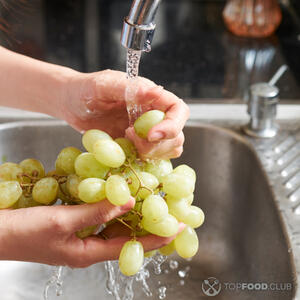 Помыть виноград