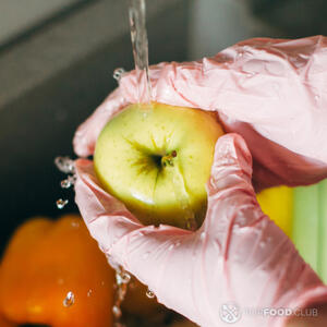 Мыть яблоко