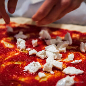 посыпать моцареллой