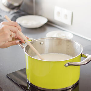 Молоко слегка подогрейте, чтобы оно было теплым.