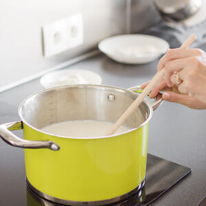 Молоко подогрейте в другой кастрюле