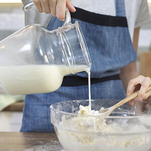 Лить молоко