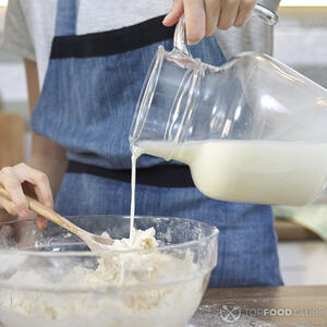 Влить теплое молоко