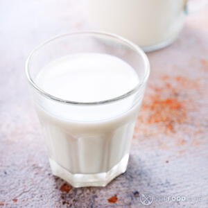 влить молоко