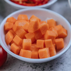 Резать морковь