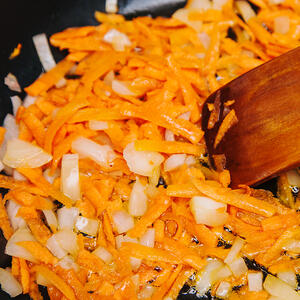 Жарить морковь