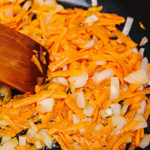 Жарить овощи