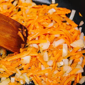 Жарить морковь