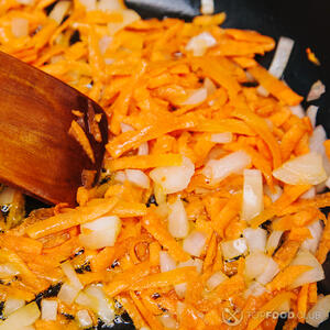 Обжарить морковь