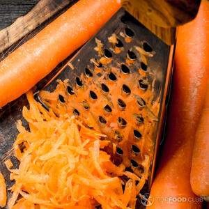 Морковь натрите на средней терке