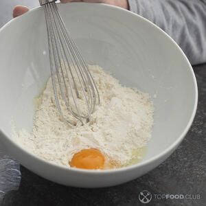  взбивая все венчиком. 