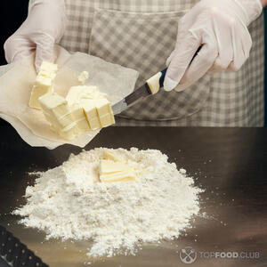 Добавьте нарезанное кубиками холодное сливочное масло 