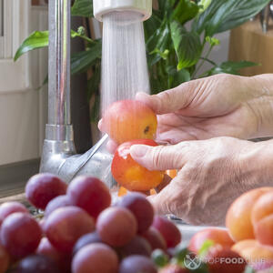Мыть абрикосы