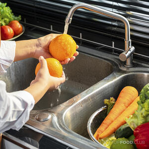 Помойте апельсин