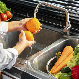 Мыть апельсины