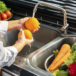 мыть апельсин