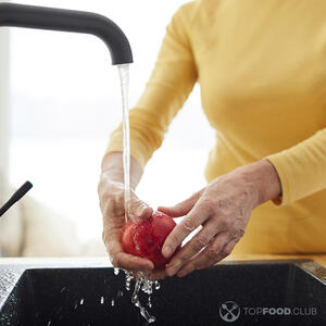 Мыть яблоко