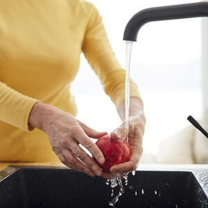 моем яблоко