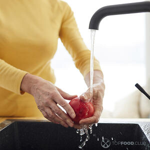 Помыть яблоки