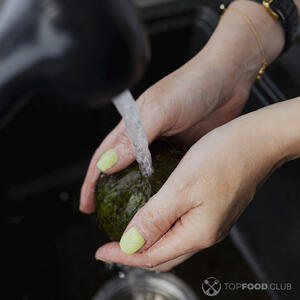 мыть авокадо