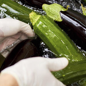 Мыть кабачки