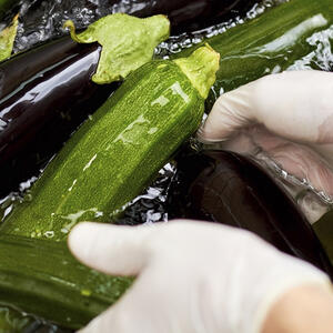 Мыть баклажан