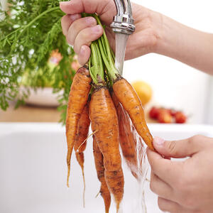 Мыть морковь