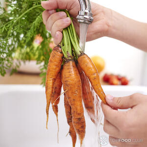 Мыть морковь