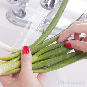 Зеленый лук вымойте 