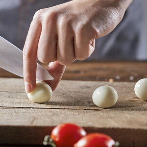 нарезает яйца