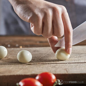 Нарезаем перепелиные яйца