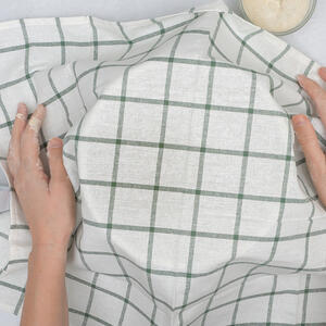 Миску с тестом накройте пищевой пленкой или полотенцем и оставьте на 30 минут в теплом месте. 