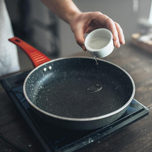 Разогреть сковороду.