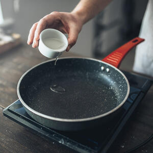 Налить масло