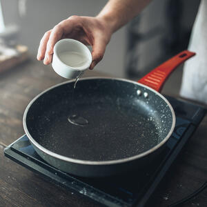 наливаем масло