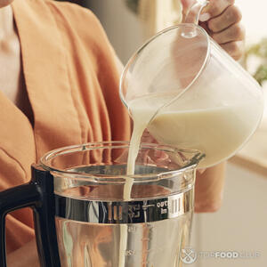 влить молоко