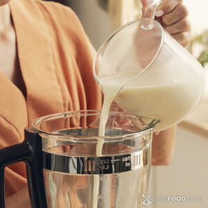 налить молоко