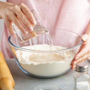 влейте воду