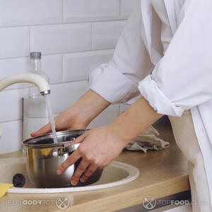 наливает воду