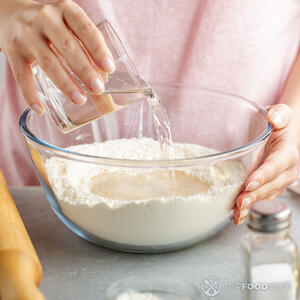 влить воду в муку