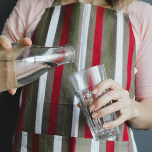 Смажьте поверхность пласта теста ледяной водой.