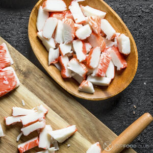 Резать крабовые палочки