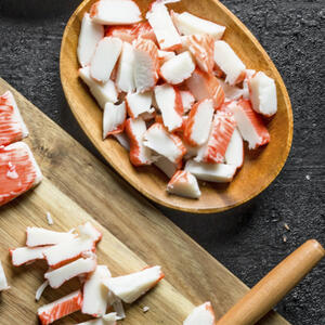 Нарезать крабовые палочки