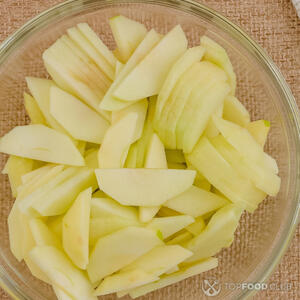  Нарежьте яблоки ломтиками