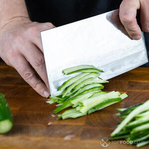 Резать огурец