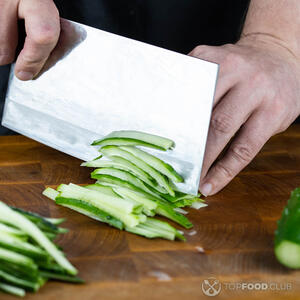 Резать огурец