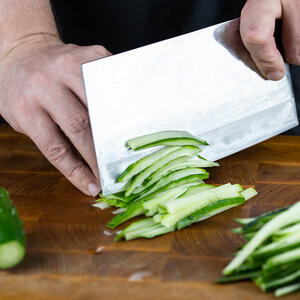 Резать огурцы